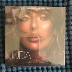NWOT Huda Beauty Highlighter Pallet